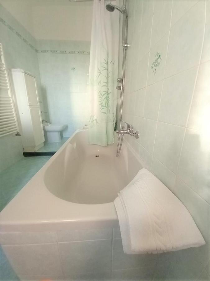 Olindo Apartment E Cristina Apartments Вико Екуензе Екстериор снимка