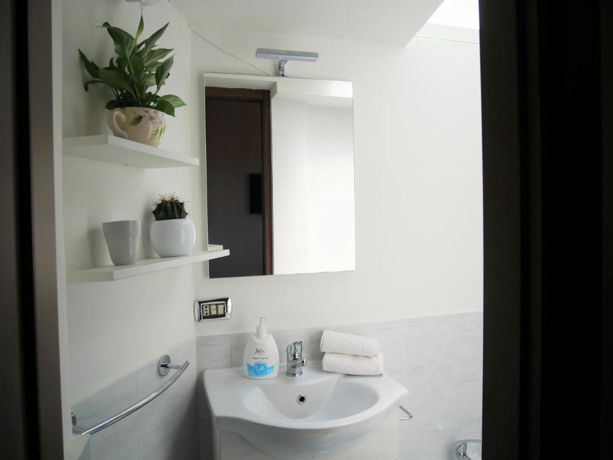 Olindo Apartment E Cristina Apartments Вико Екуензе Екстериор снимка