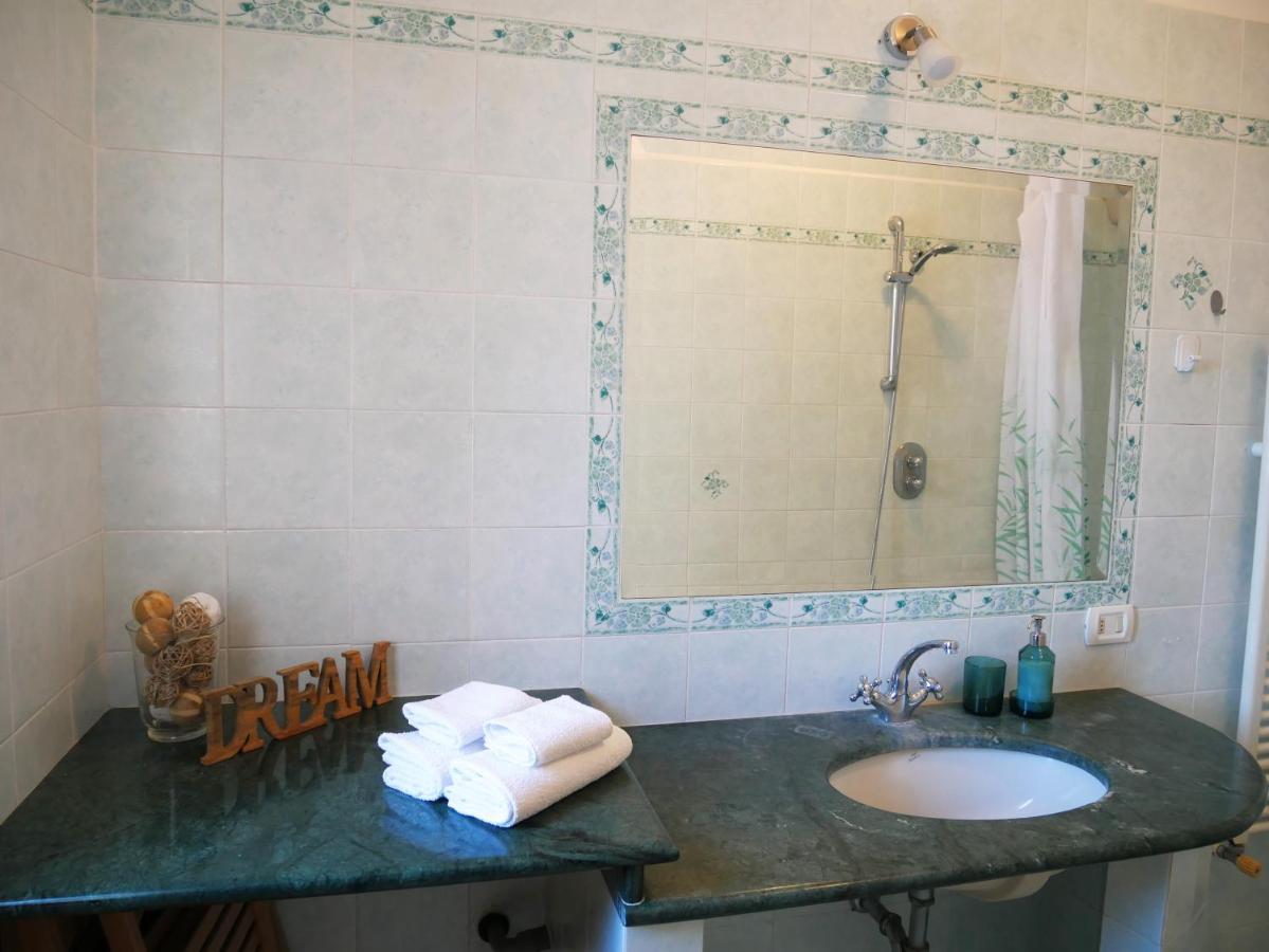 Olindo Apartment E Cristina Apartments Вико Екуензе Екстериор снимка